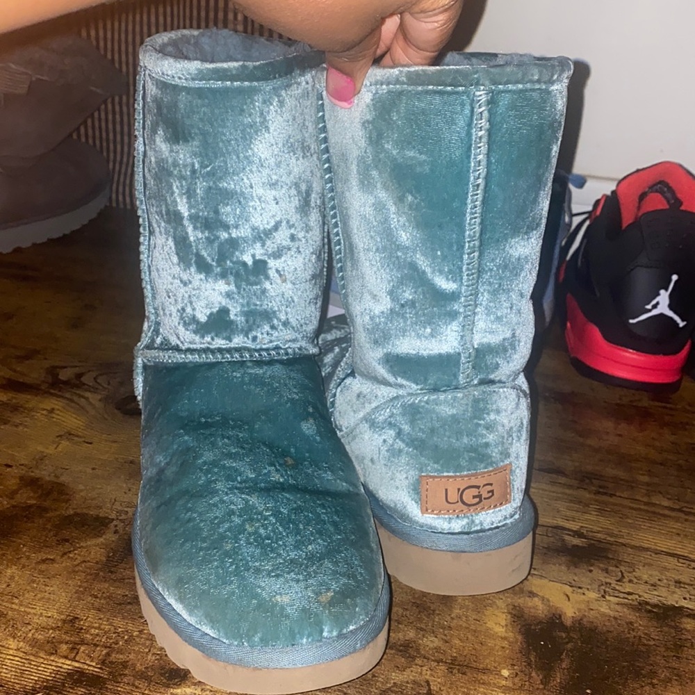 Very cute suede emerald green UGGS! size 7. In good condition.